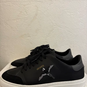 Svarta sneakers från Axel Arigato, clean 90 - Ett par snygga och fräscha sneakers från Axel Arigato i st 39 som köptes för 2750kr. Använda vid endast ett tillfälle, i princip nästan helt nya. Pris kan diskuteras vid snabb affär.