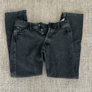 Svarta jeans från Jack & Jones - Svarta jeans från jack and Jones. De är i storleken 30W 32L. De är i modellen Chris/loose fit alltså raka i modellen. Sparsamt använda. Lite urtvättade men inga andra defekter. Skick 7,5/10. Vid frågar är det bara att skriva! PRISET KAN SÅKLART DISKUTERAS. 