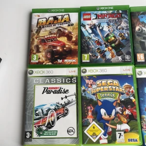 Burnout Paradise - Burnout Paradise är ett fartfyllt racingspel för Xbox 360 där du kan utforska en öppen stad, tävla i intensiva lopp och utföra spektakulära krascher. Perfekt för dig som gillar action, bilar och adrenalinkickar. Spela ensam eller med vänner och upplev friheten på vägarna!