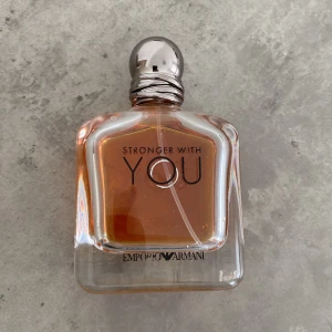 Emporio Armani Stronger With You parfym - Emporio Armani Stronger With You parfym  har typ 50/55 ml kvar i den. säljer den för att ja använder den inte längre (ÄKTA) ja blöte den på Arlanda. Om man ska köpa en helt ny så kostarvden 1300 men ja säljer den för 600 
