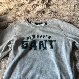 Grå sweatshirt från GANT XS - Snygg ljusgrå sweatshirt från GANT i storlek XS. Tröjan har rund halsringning, långa armar och är gjord i mjuk bomullsmix. 
