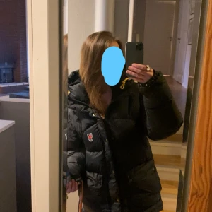 Svart dunjacka från Fjällräven - Säljer eller byter min fjällräven jacka (man modellen i storlek S, skulle säga att den motsvarar en storlek M i dam modellen) ❤️ nya snören medföljer, liten defekt finns kan skicka bild vid intresse🤗  Kan tänka mig att byta mot en dammodell i storlek S, kan tänka mig att betala en summa också !