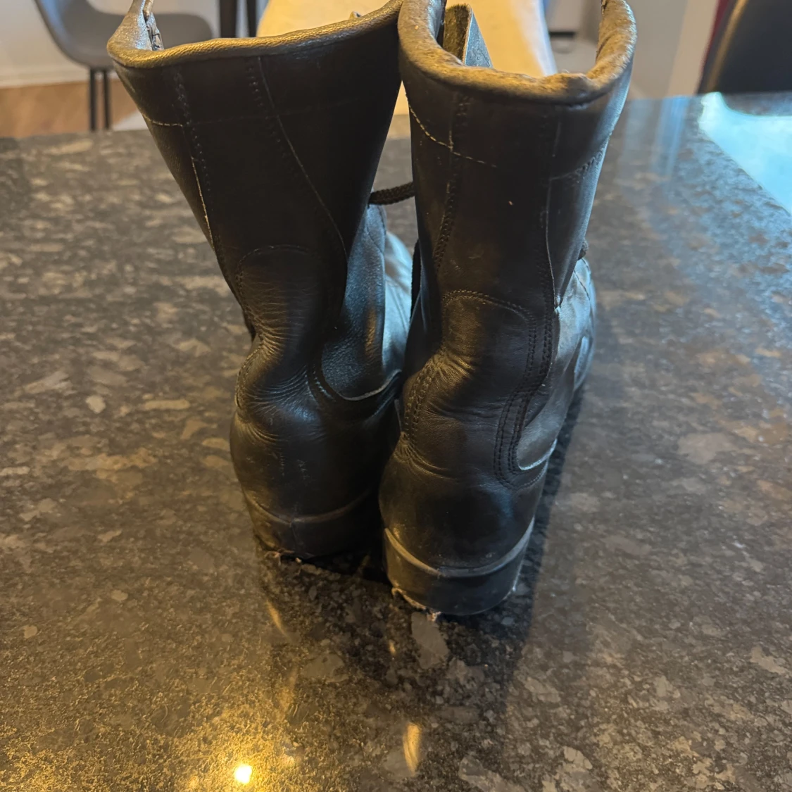 Svarta klassiska militärkängor i äkta skinn - 1