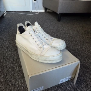Rick owens drkshdw ramones vita - Asfeta ricks. De finns tydliga tecken på användning, mest lite smutsiga som säkerligen kan tvättad bort med rätt medel. Men som sagt så är de vetkligen inte nya men passar bra o gör jobbet. Original lådan följer även med