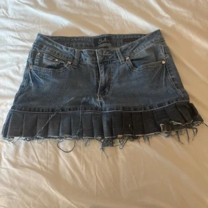 Jeanskjol med broderade fickor Earl Jean - Jätte snygg kjol som jag köpte i somras, har inte använd den så är helt ny! Är i storlek 10 som motsvarar S men är väldigt stretchig. Köpte den för 600