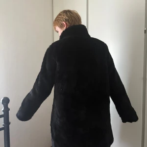 Kort fuskpäls jacka  - En fin svart fuskpäls jacka. Väldigt bra skick. Storlek 36. 