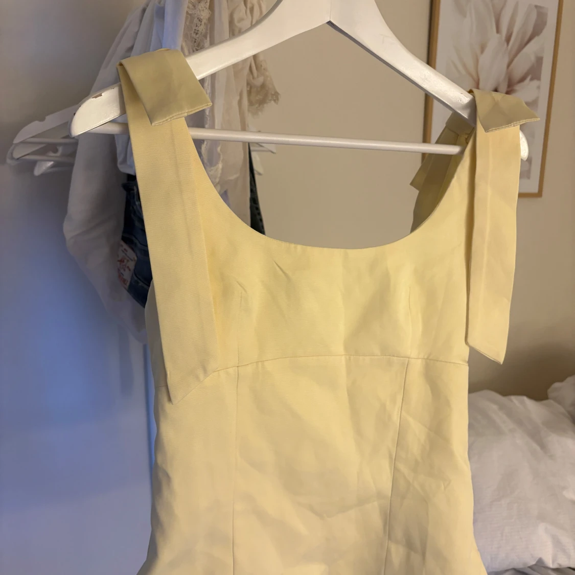 Ljusgul topp med breda axelband