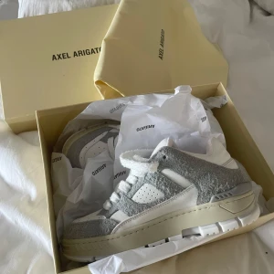 Arigato sneakers  - Intressekoll på mina nya arigatos, då jag inte tycker de e riktigt min stil! Köpta för 3450 och är helt oanvända 
