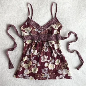 Blommig babydoll top - Blommig babydoll top från Hollister i stl S, true to size. Den har lite skavanker. ❣️
