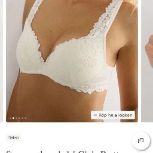 Vita bh med blommönster - Supersöta vita bhs köpa från Intimissimi. Säljer dessa eftersom de blivit för små. 💗