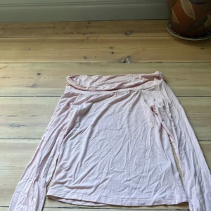 Ljusrosa offshoulder topp från 157 - Säljer en ljusrosa offshoulder topp från 157 i mjuk bomull. Toppen har långa ärmar och en snygg, avslappnad passform som sitter skönt över axlarna. Perfekt för dig som gillar en enkel men trendig look. Storlek S. Köpt ett par månader sedan men endast provad, org pris 150kr
