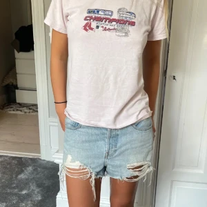 Ljusblå jeansshorts med slitningar - Säljer ett par ljusblå jeansshorts från Asos som inte går att köpa längre❤️Otroligt snygga och passar till allt! I nyskick. Skriv för flera bilder