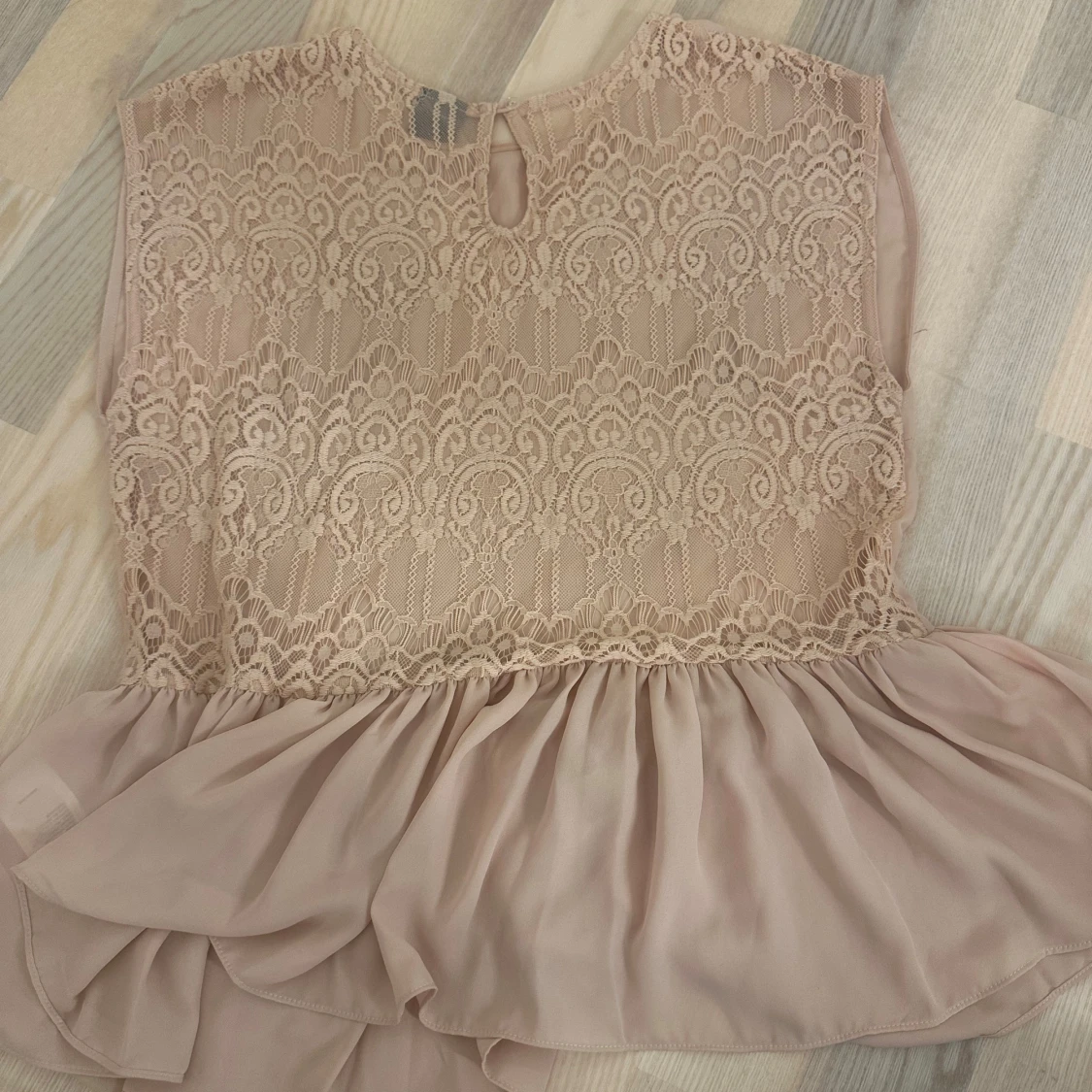 Beige blus med spets och volang - 2