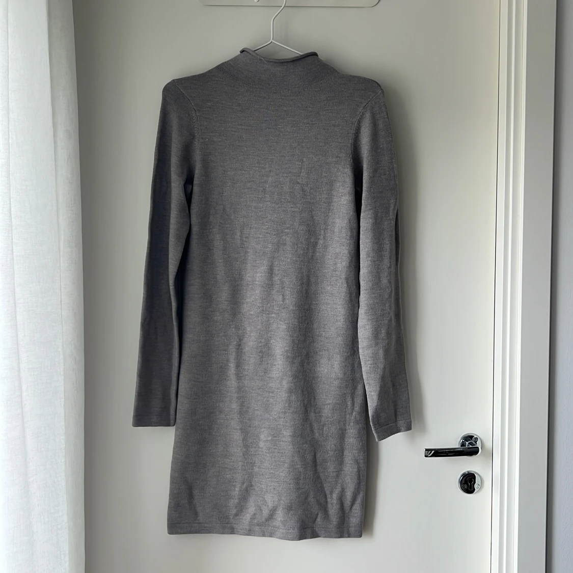 Grå stickad klänning French Connection
