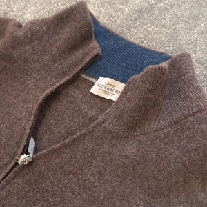 Kashmir Halfzip Rose & Born - Söljer nu denna riktigt fräscha kashmirtröjan från Rose & Born. Brun tröja med halfzip, perfekt till hösten🍁Nypris: Ca 4300k., Skick: 8/10. Hör av er vid minsta fundering!🌟
