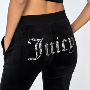 Svarta Juicy Couture mjukisbyxor - Svarta mjukisbyxor från Juicy Couture. Byxorna är köpt på jd sport i julas men är i väldigt bra skick