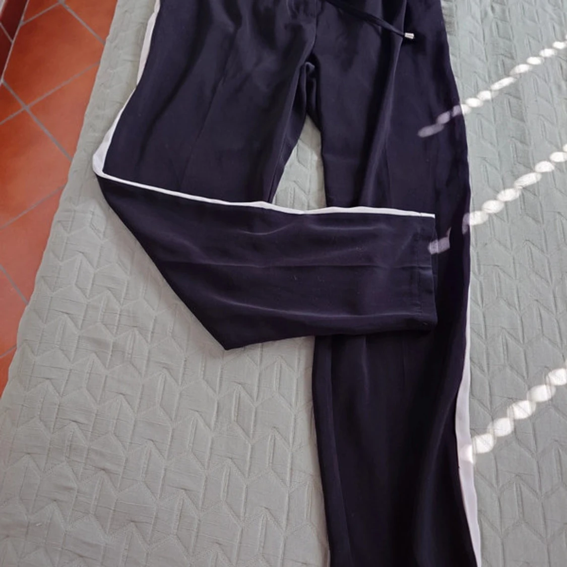 Svarta mjukisbyxor med vita ränder Amisu - 1