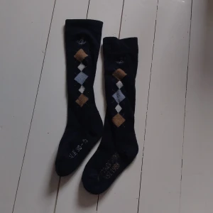 Ridstrumpor - Mörkt marinblå ridstrumpor i mjukt och bekvämt material. Storlek 30-35.