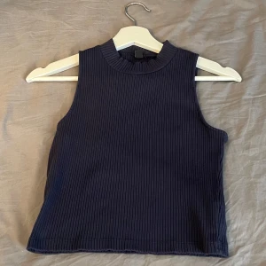 Mörkblå topp  - En mörkblå topp som du kan ha både på vardagarna men också till lite finare tillfällen. Har används alls. (dock är inte prislappen kvar)