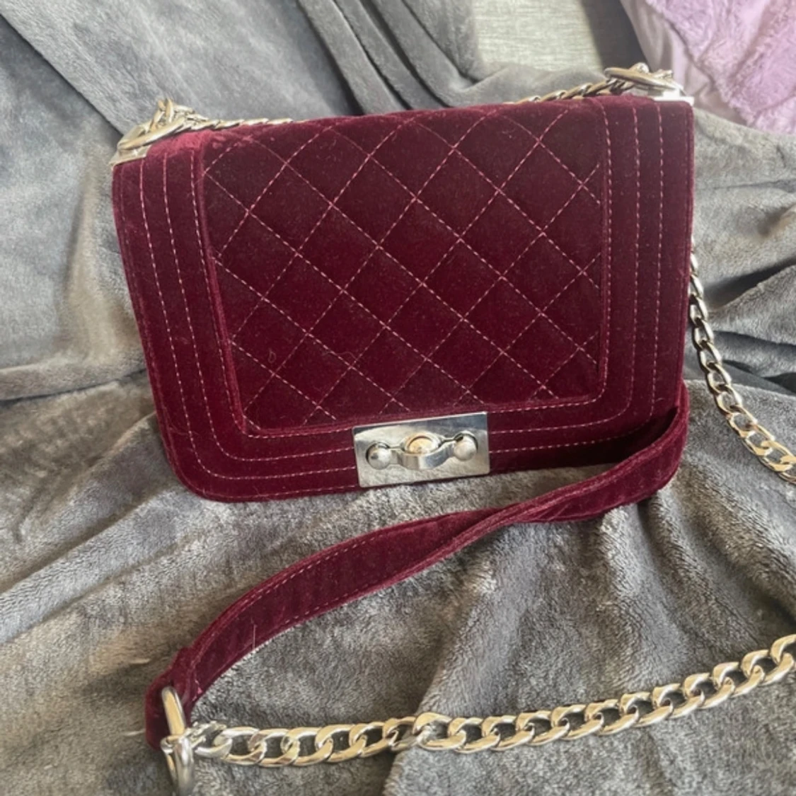 Vinröd väska i sammet