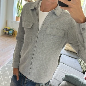 Zip Overshirt  - Väldigt stilren och mycket bra skick. Skriv vid fundering 😊