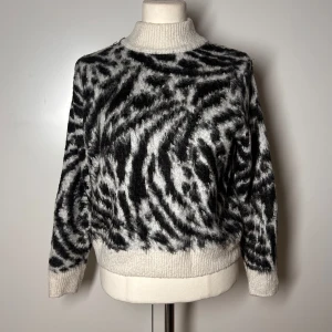 Stickad tröja h&m vit och svart zebra  - Populär stickad tröja från h&m (divided) i storlek S. Köp sker via köp nu, jag postar inom 24h. Kvar tills markerad såld 
