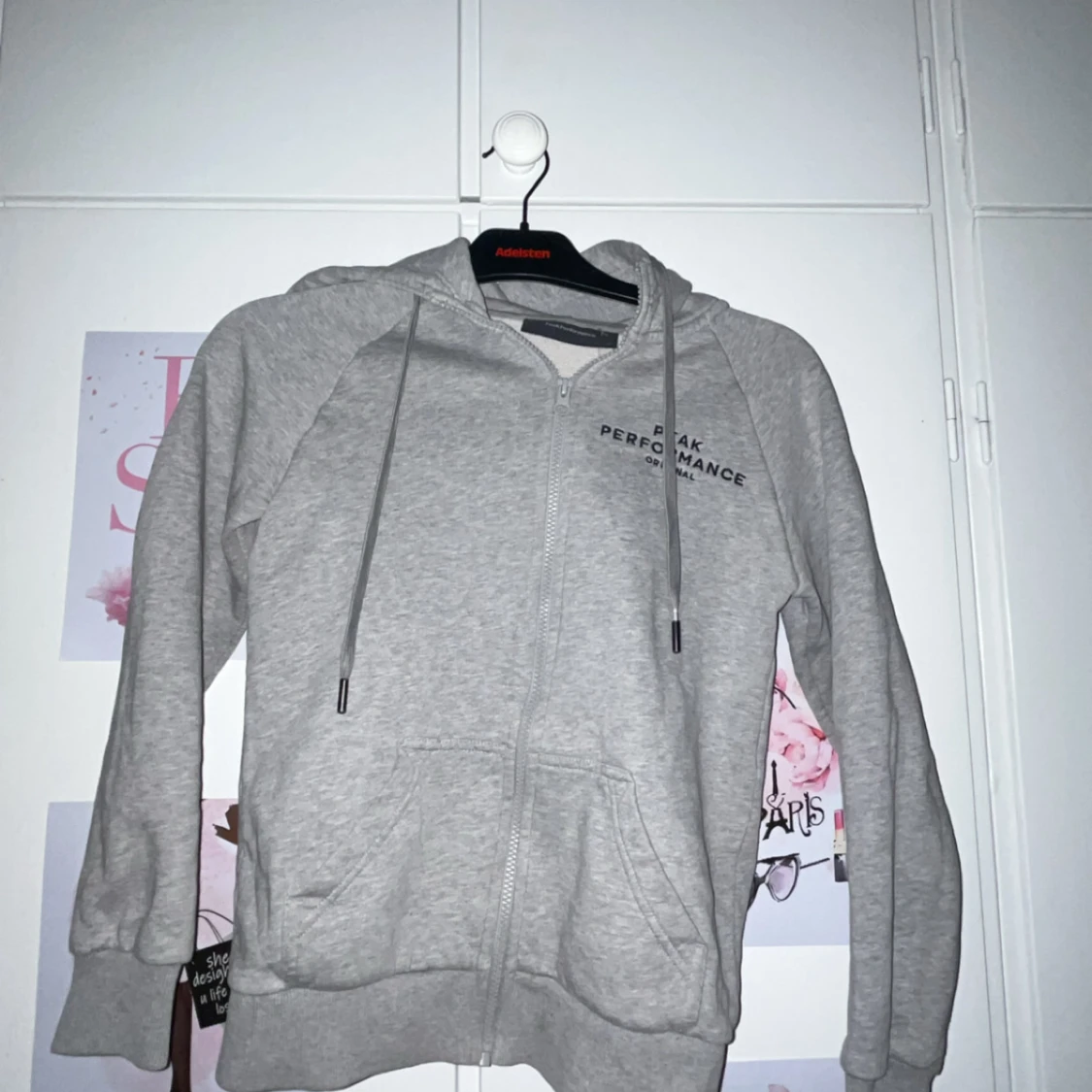 Grå hoodie från Peak Performance XS