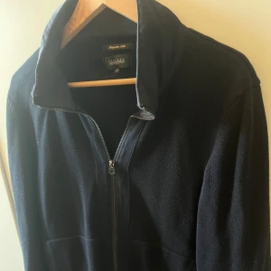 Mörkblå cardigan - En riktigt snygg mörkblå cardigan i storlek M. Har bra passform och är perfekt till hösten. Inga defekter på den. Hör av er vid frågor!