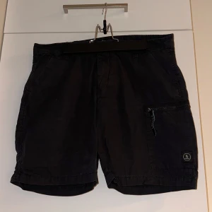 Svarta shorts Lagency - Snygga Lagency shorts. Ficka med dragkedja