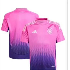 Tysklands rosa och lila fotbollströja Adidas - Snygg fotbollströja från Adidas med Tysklands landslagsemblem och fyra stjärnor på bröstet. Tröjan har korta ärmar, rosa och lila färgtoner med ett grafiskt mönster nedtill. Tillverkad i lätt och ventilerande syntetmaterial, perfekt för träning eller match.