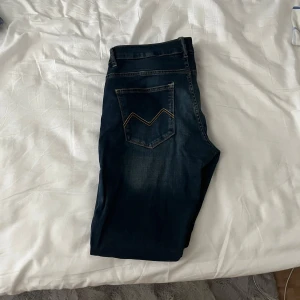 Morris jeans - Mörkblå Morris jeans i modellen ”Steve Satin”. strl 32/32, sitter som 31/32! | Nypris: 1599kr | Pris kan diskuteras! 