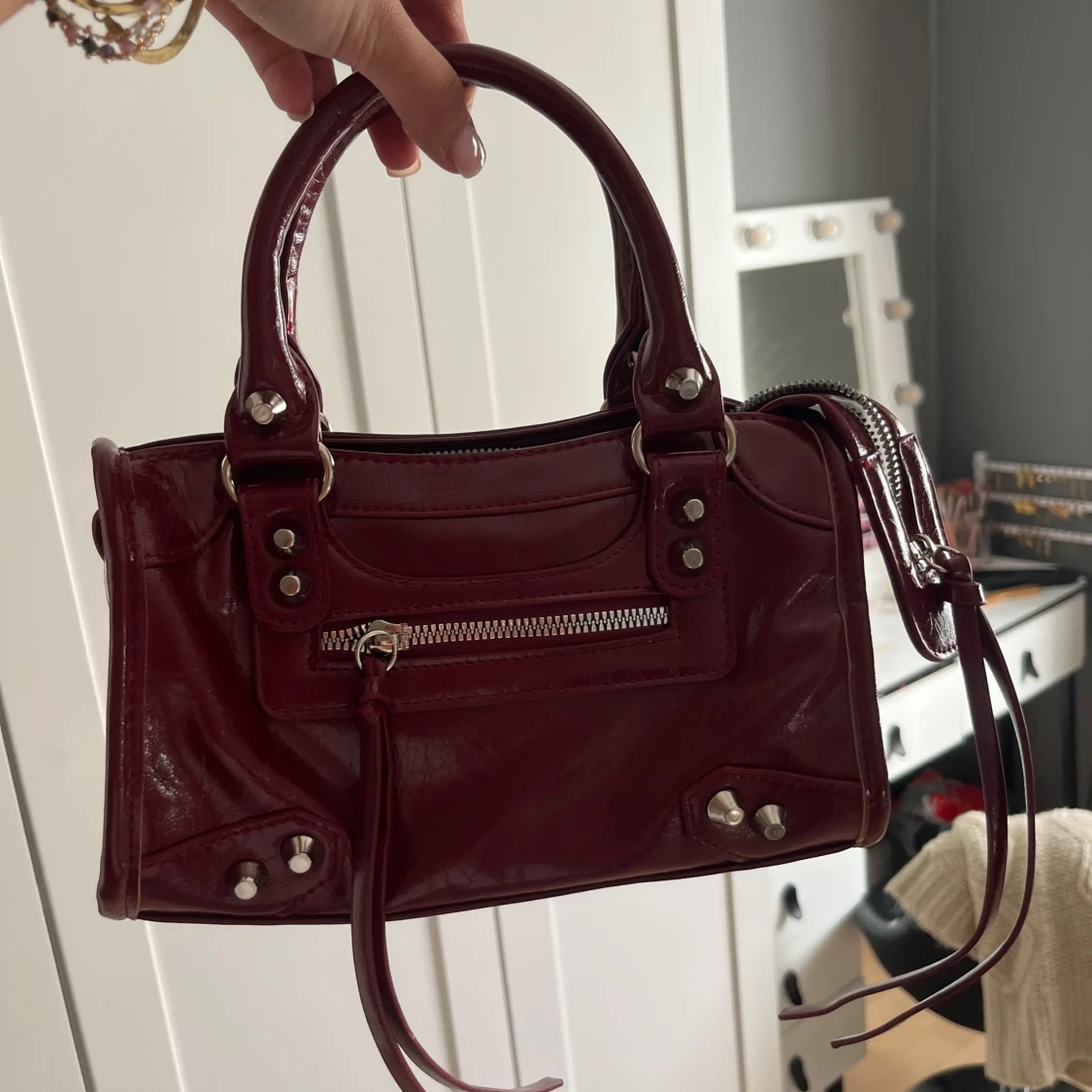 Vinröd handväska i skinn med dragkedja - 2