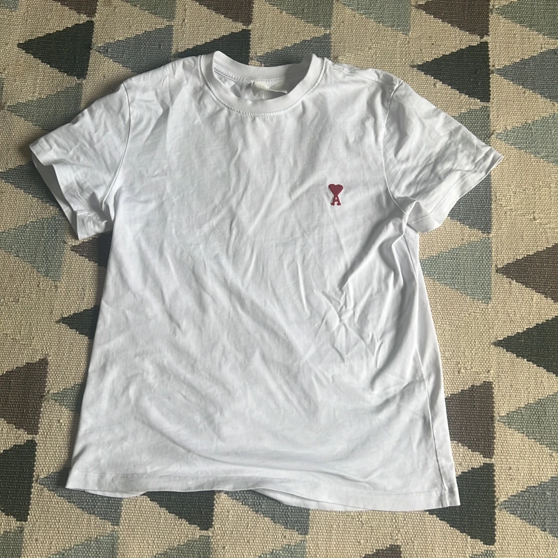 Vit t-shirt från Ami med rött hjärta