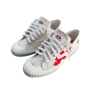 Vita dsquared2 sneakers  - Vita Superga dsquared2 skor i storlek 42 pris kan diskuteras 