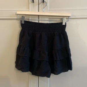 Shorts - Svarta short som ser ut som en kjol, i storlek xs från SHEIN