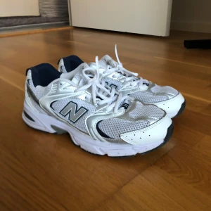 Vita New Balance sneakers - Nästan helt nya new balance 530 skor. Köptes för 1300kr, perfekt for gym eller att springa passar dig om du har size 40 också