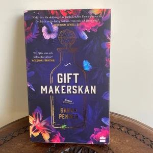 Giftmakerskan - En spännande roman om hemliga nätverk, hämnd och mysterier i 1700-talets London. Följ historikern Caroline när hon nystar upp gåtan kring en kvinnlig giftmakare. Perfekt för dig som gillar oväntade vändningar och historiska berättelser!