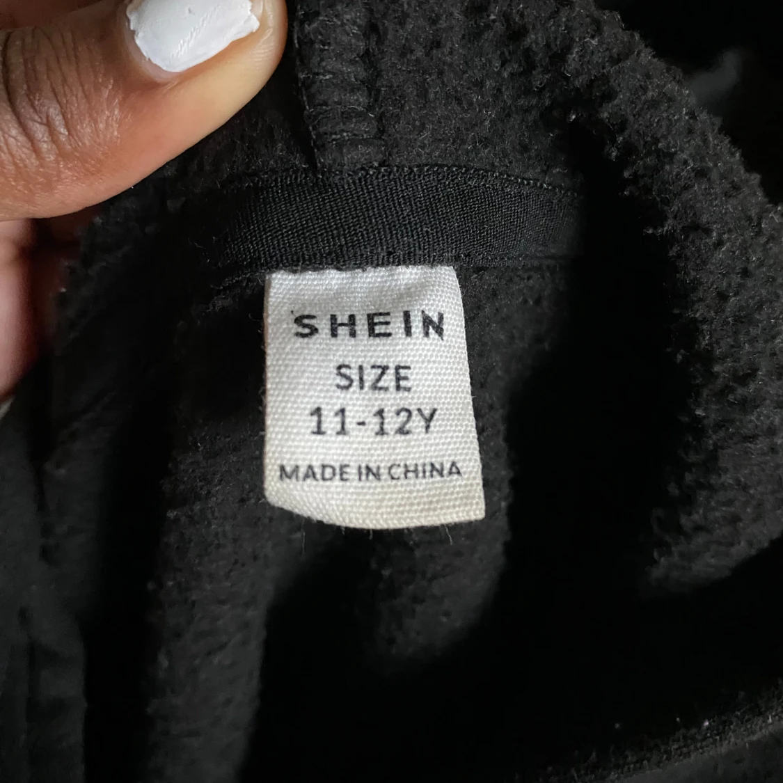 Svart hoodie med konsttryck från SHEIN - 2