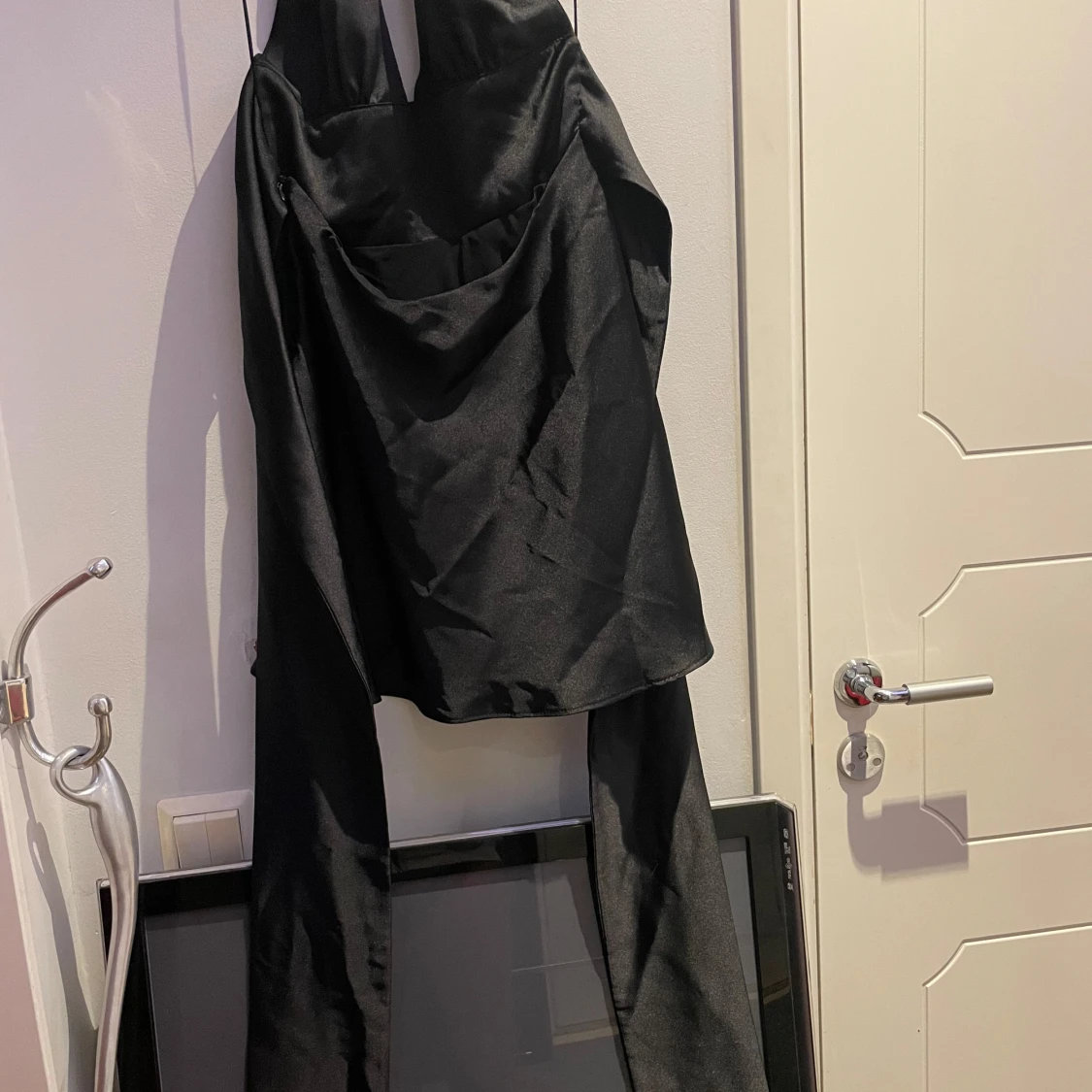 Svart klänning med halterneck som knyts bak i ryggen - 2