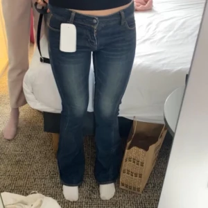 Vintage lågmidjade jeans - Supersnygga mörkblåa vintage jeans från en seckond hand butik i Paris. Passar mig som bär storlek 34/36 i byxor. Bra skick med unik design på bakfickorna.