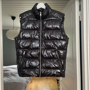 Väst - Glansig väst av märket righteous i storlek M/S.