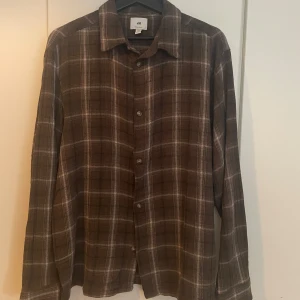 Brun rutig skjorta från H&M - Brun rutig skjorta från H&M i regular fit. Använd 1 gång