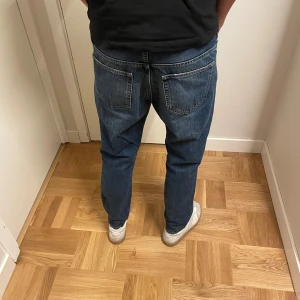 Acne studios Jeans - Ett par sjukt snygga acne studios jeans i 9/10 skicka modellen är ungifär 180 cm lång. Skorv vid frågor ✅