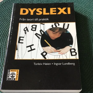 Dyslexi: Från teori till praktik - En aktuell bok om dyslexi som kopplar teori till praktik. Perfekt för dig som vill förstå mer om läs- och skrivsvårigheter, både ur ett vetenskapligt och socialt perspektiv. Passar studenter, unga vuxna och blivande pedagoger.