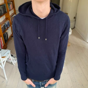 Kashmir hoodie - Sjukt snygg och fräsch hoodie i kashmir i perfekt skick 🙌 skriv vid fråga 👍 