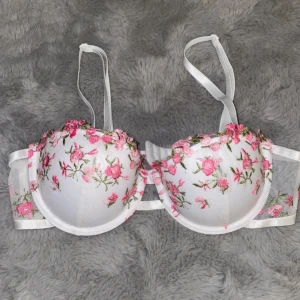 Shein bh - Bh från Shein i storlek 75A. Finns ingen lapp men jag vet att jag köpte 75A. Aldrig använt, inga defekter.