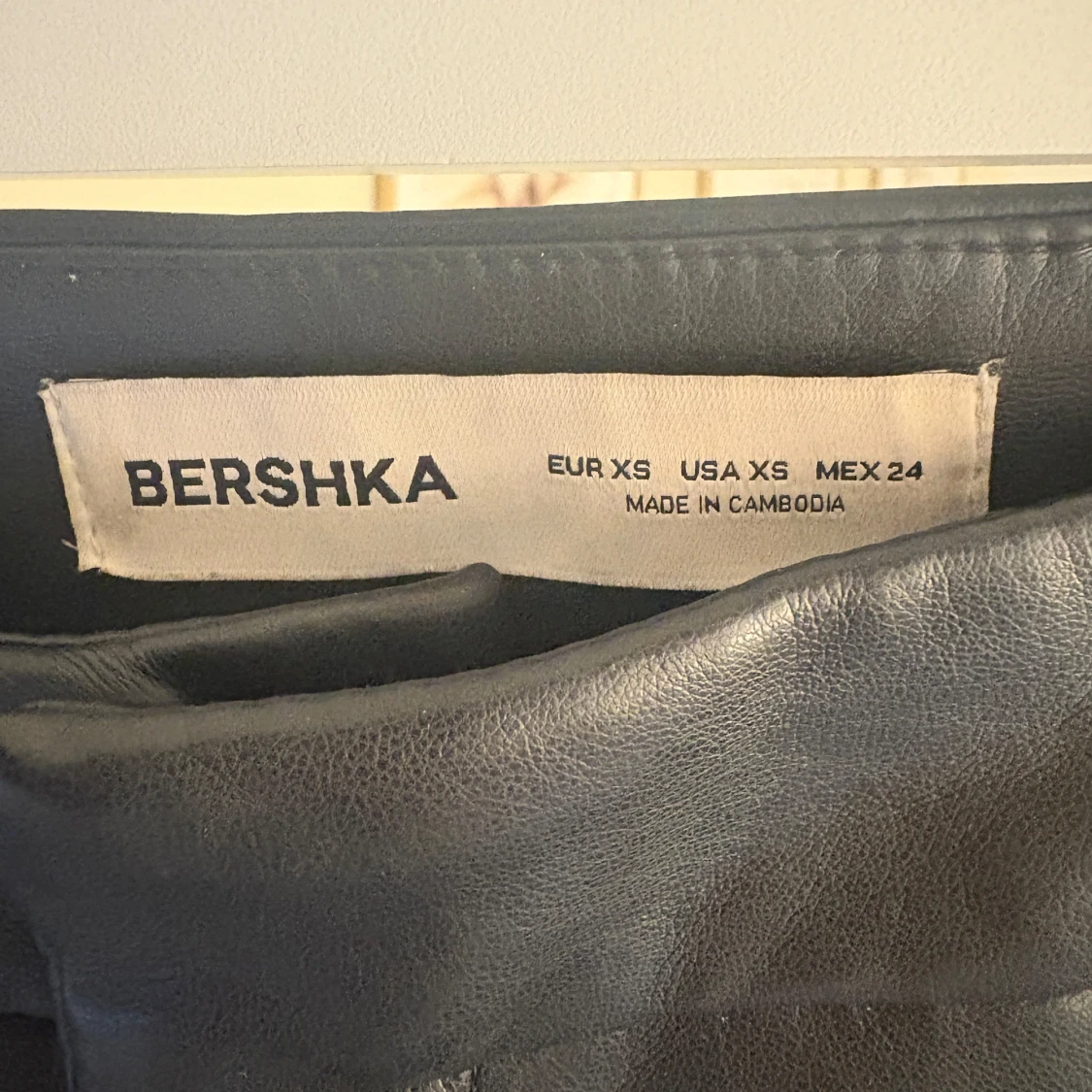 Svarta bootcut byxor i skinnimitation XS - 2