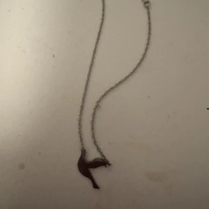 Silverfärgat armband  med fågelhänge - Har bara använt den ett fål tag gånger och jag vill byta till guld är från edblad