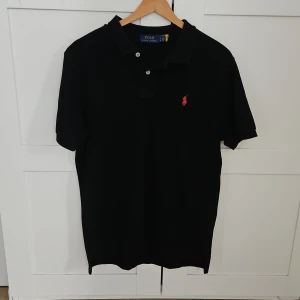 Svart pikétröja från Polo Ralph Lauren - Storlek M fast passar S med, knappt använd.