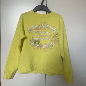 Gul sweatshirt Zadig & Voltaire - Gul sweatshirt från Zadig & Voltaire med tryckt text och blommigt motiv framtill. 